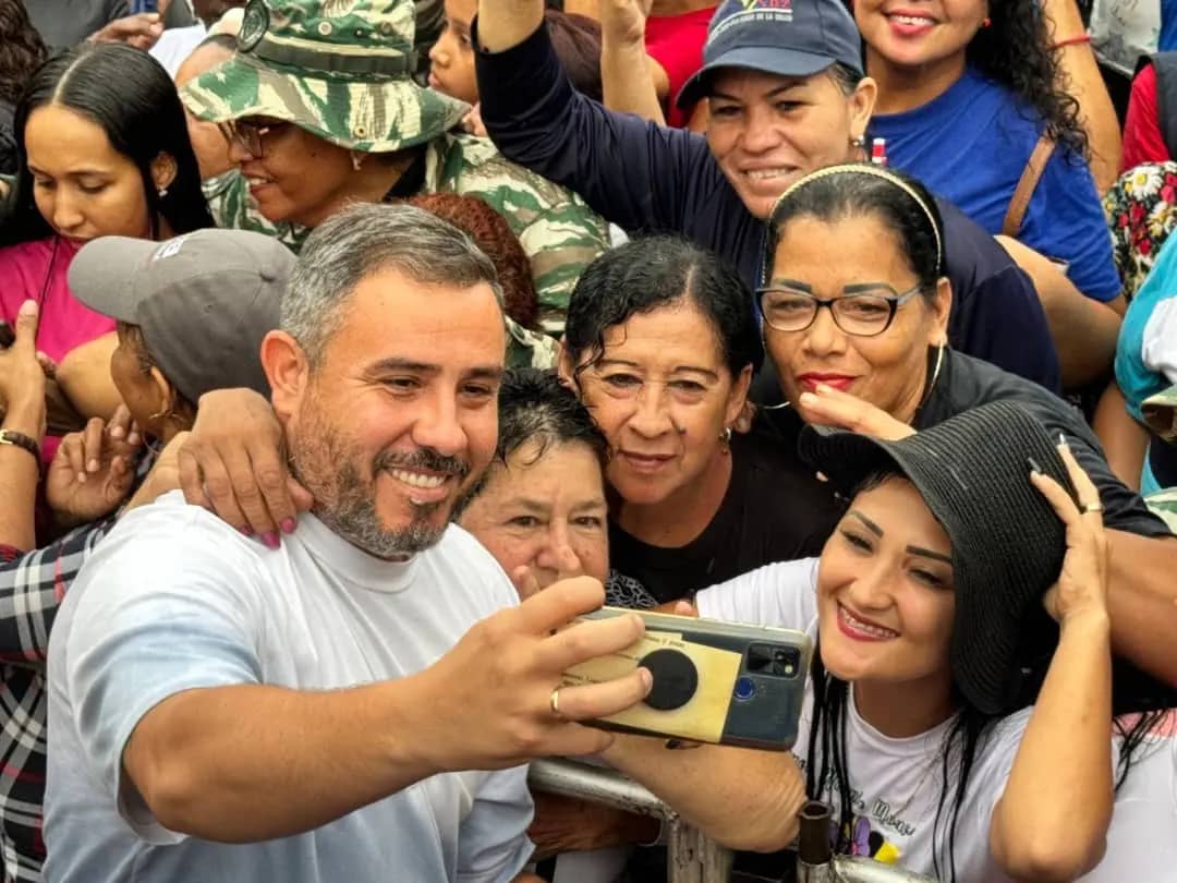 Pueblo de El Tigre marchó en apoyo al presidente Nicolás Maduro 🇻🇪 Bajo la implacable lluvia en un recorrido de 1,5 km, el pueblo de El Tigre, estado Anzoátegui, se desbordó por las calles para dar un rotundo respaldo al presidente @NicolasMaduro, y solicitar el levantamiento de