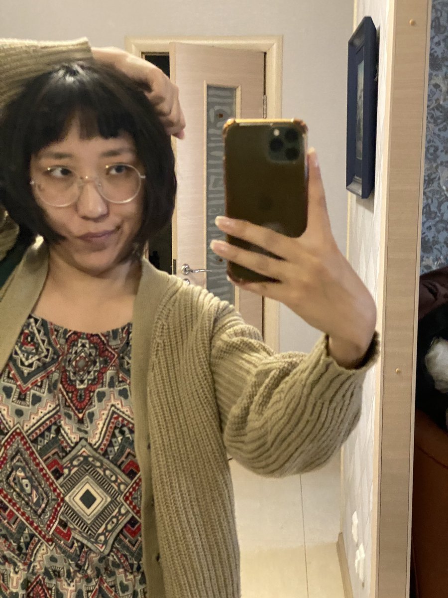 Угадайте какой ебанашке попались под руку ножницы? Мне. Это вообще не мой стиль.