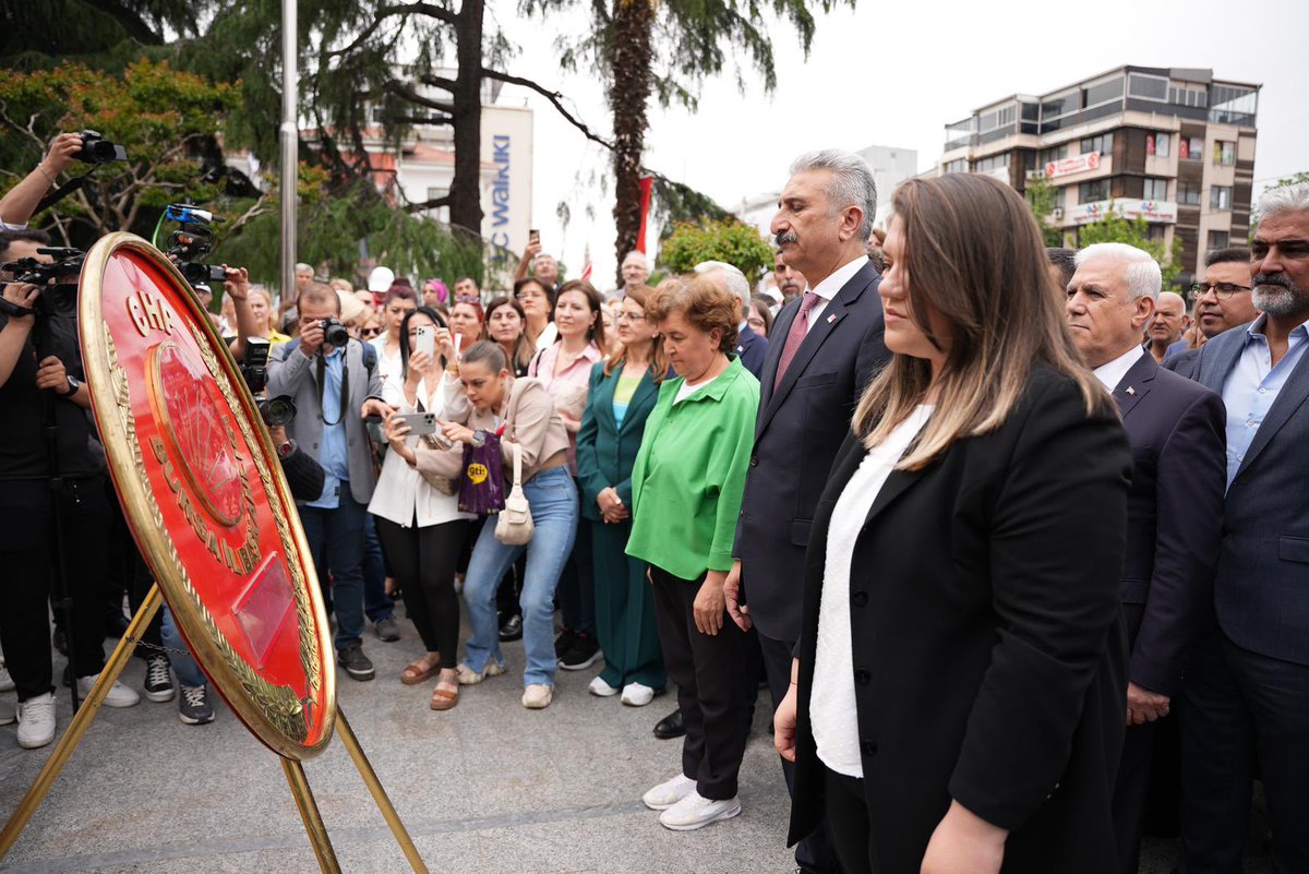 “Sizler hepiniz geleceğin bir gülü, yıldızı ve ikbal ışığısınız. Memleketi asıl ışığa boğacak olan sizsiniz. Kendinizin ne kadar önemli, değerli olduğunu düşünerek, ona göre çalışınız. Sizlerden çok şey bekliyoruz.” Cumhuriyet Halk Partisi Bursa örgütü olarak Heykel’de