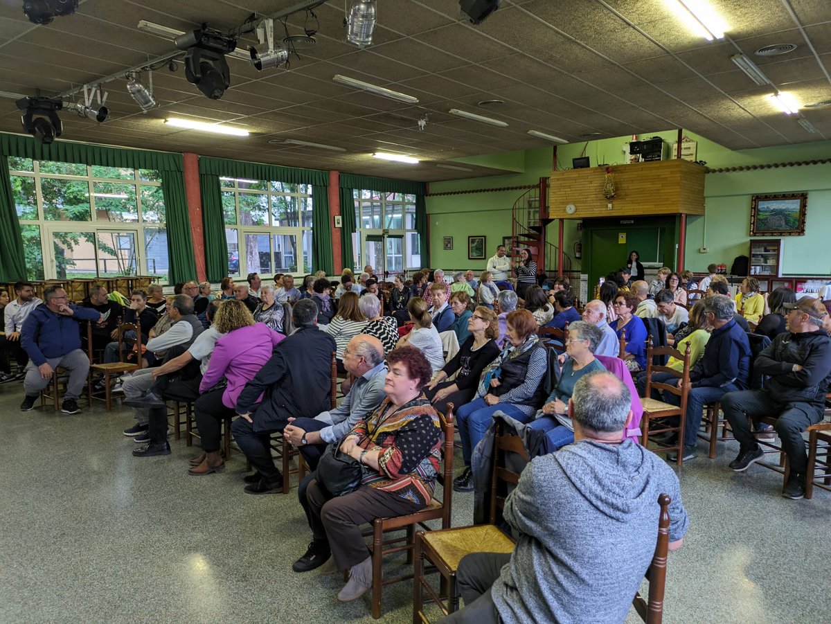 Ahir a la celebració dels cinquanta anys de l'associació de veïns de Sant Roc vam viure moments d'emoció, d'il·lusió, de tendresa... Per molts anys i bona feina. I excel·lent el documental, com va dir l' Òscar @LaComarcadOlot, cal posar-lo a l'abast de tothom.