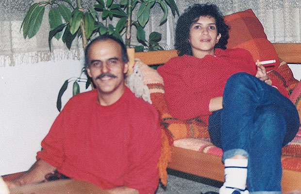 La madrugada del 19 de mayo de 1997, paramilitares irrumpieron en un edificio de Bogotá. Llegaron con overoles negros, amarraron al portero y subieron siete pisos para asesinar a Mario y Elsa, defensores de DDHH; también a Carlos, padre de Elsa. Se cumplen 27 años de aquel día.