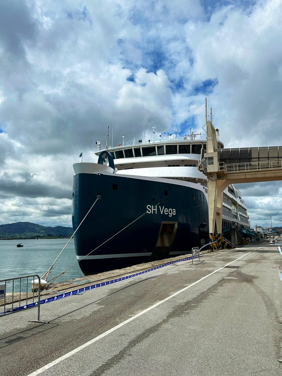 Primera escala en @port_santander del crucero de lujo “SH Vega” @swanhellenic con 67 pasajeros a bordo 🇺🇸🇬🇧

👨🏻‍✈️Mantenemos un encuentro con el capitán y aprovechamos para conocer las fantásticas instalaciones del 🛳️

🤝Será un placer volver a recibirles!
#SantanderCruiseDeluxe