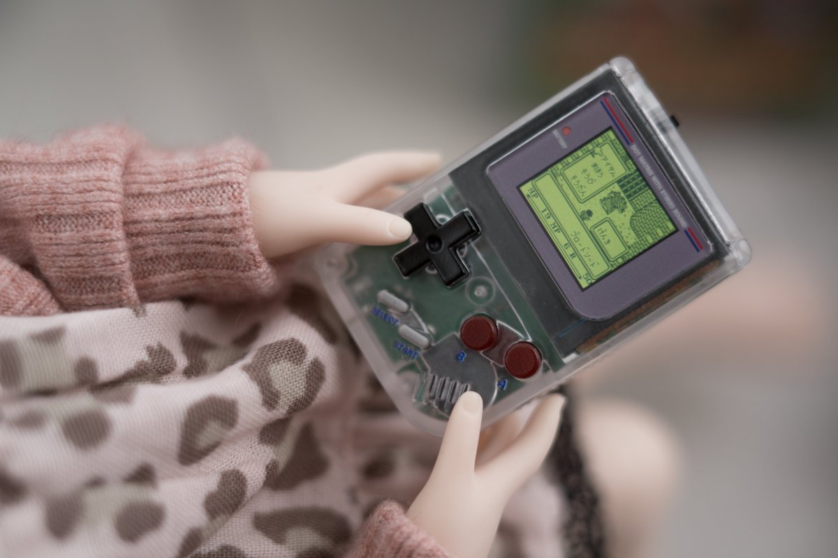 nakajima03's tweet photo. アリエクで買ったMini GB
ドール用の撮影小物に良いサイズ感でちゃんとゲームボーイが動く
カートリッジ部分がmicroSD差込口になっていたりゲームボーイ愛を感じる一品
#レトロゲーム #MiniGB #MicroGB https://t.co/VI1CHp9WPi