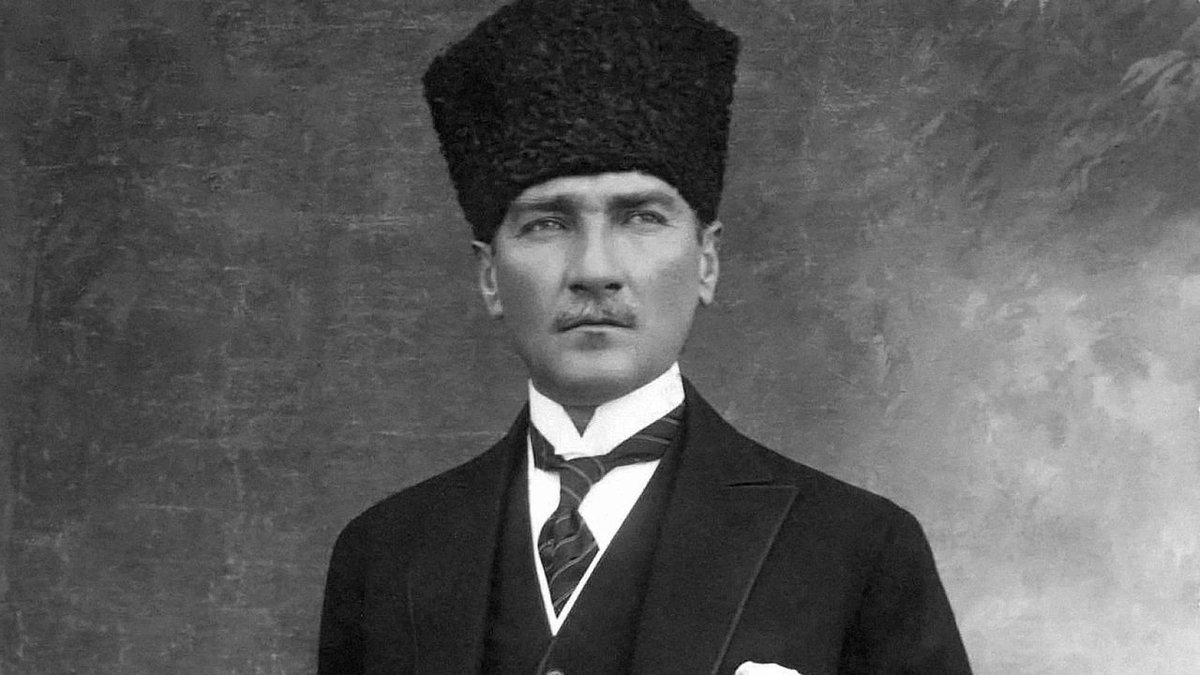 1⃣
BÜYÜK ATATÜRK;
Birinci vazifemizin; Türk istiklalini, Türk cumhuriyetini, ilelebet muhafaza ve müdafaa etmek olduğunun şuurundayız.
Hiç şüphe yoktur ki, mevcudiyetimizin ve istikbalimizin yegâne temeli budur. Bu temel, bizim en kıymetli hazinemizdir.⤵️