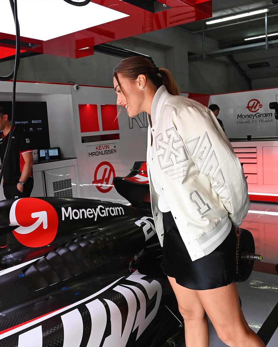 Serving up a garage tour for the World No.2 🎾🙌 Giving @SabalenkaA the lowdown ahead of the #ImolaGP 🇮🇹 #HaasF1