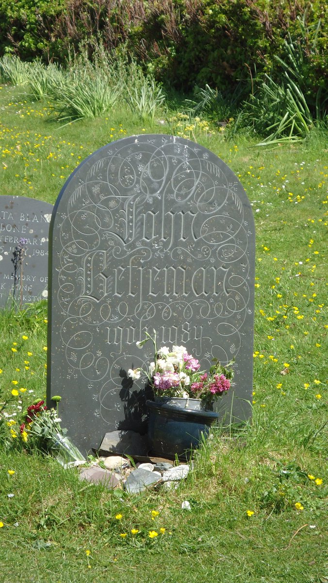 @FXMC1957 Buried in St Enodoc Church churchyard, Trebetherick, North Cornwall as he wished. (My photos.)