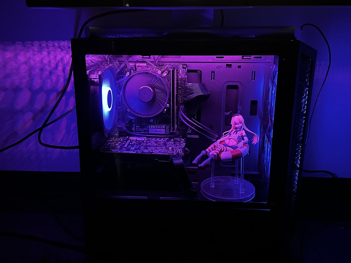 y_hinata66's tweet image. マザーボード売るの勿体ないから適当にぶっこんで光らせたんよ꒰ঌ(っ˘꒳˘ｃ)໒꒱  
青とピンクの組み合わせすき
#SDGs  #SDXC