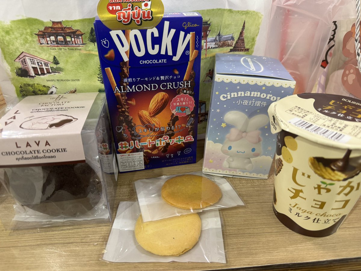 Mizuhara_Yami's tweet photo. เมื่อปลาบอกว่าชอบช็อกโกแลต อาสส์ แน่นๆ ขอบคุณที่เอามาฝากกันจริงๆนะคะ !! มาก็ดีใจแล้ว เอามาฝากยิ่งแทบร้องไห้ !😭🤟💜✨
#VTuberTH #VirtualZeven #CircleCon #CCC1 #ปลาม่วงยามิ https://t.co/MRbzJOmKQI