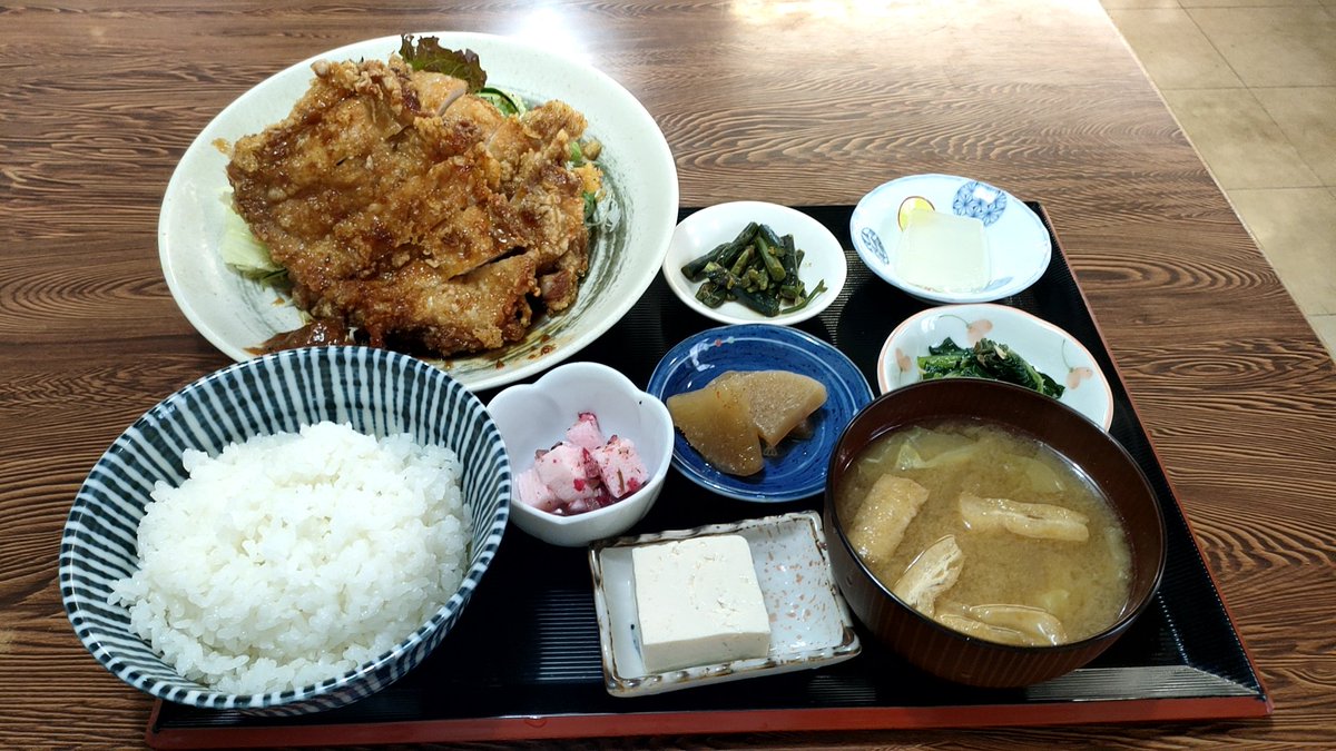 長野県最強クラスの定食屋、きらく園に再訪した。
ここか、穂の香の二択だな🤔