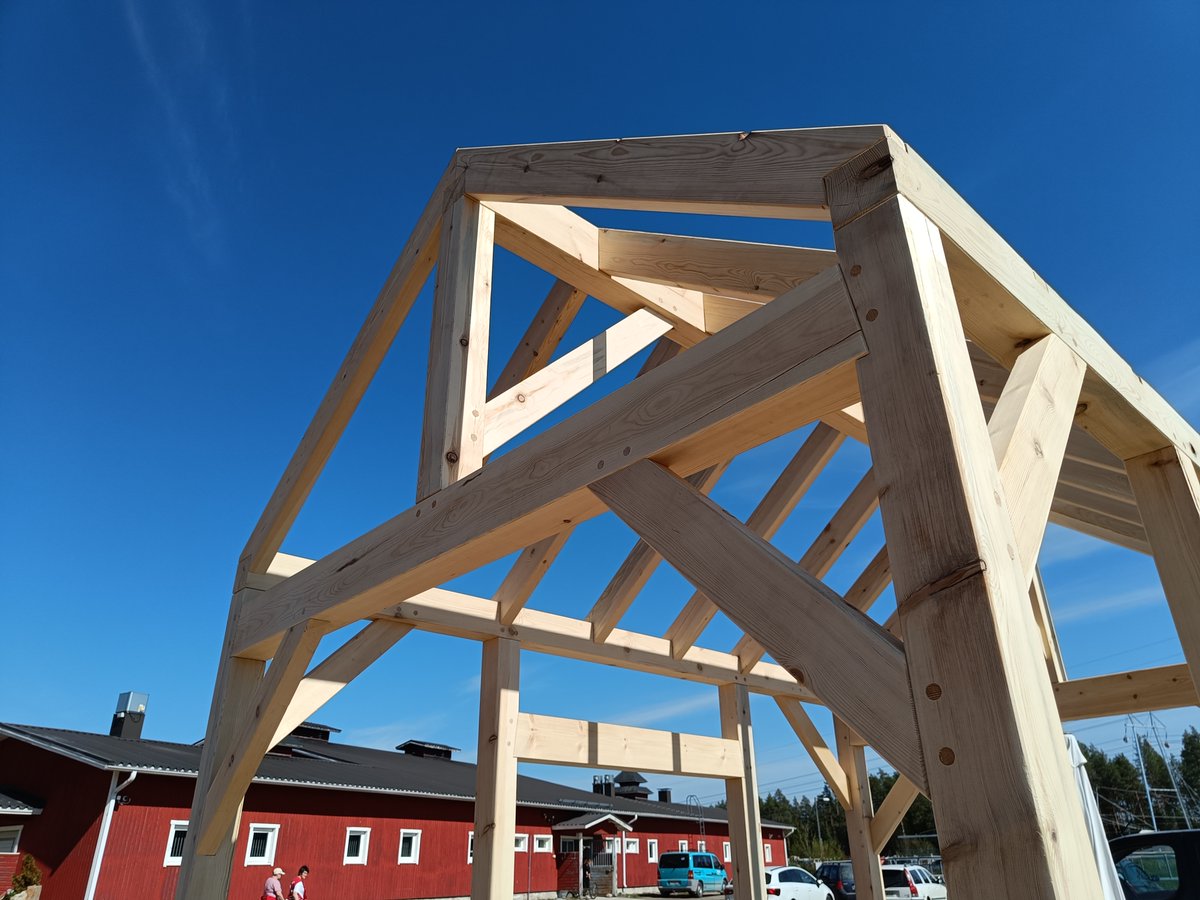 Kaveri teki #timberframe liitoksilla kasvihuoneen rungon.  Hidasta ja työtä vaativana sille tulee myös hintaa. Aina voi rakentaa myös ilman naulauslevyjä. 

Jos kiinnostaa rakentaa jotain sellaista, josta kysytään kuka sen teki, eikä kauonko meni, niin. 👉oiku.fi