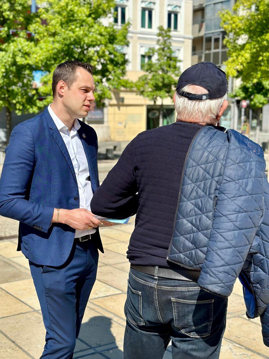 GalpierS's tweet photo. Mobilisé avec @jeunesrep63 sur le marché de Jaude ce matin à @ClermontFd pour défendre les valeurs aux élections européennes de la droite qui combat pour que la France 🇫🇷 continue de maîtriser son destin en Europe avec la liste de @fxbellamy @AvecBellamy @BriceHortefeux https://t.co/pRElkreaad