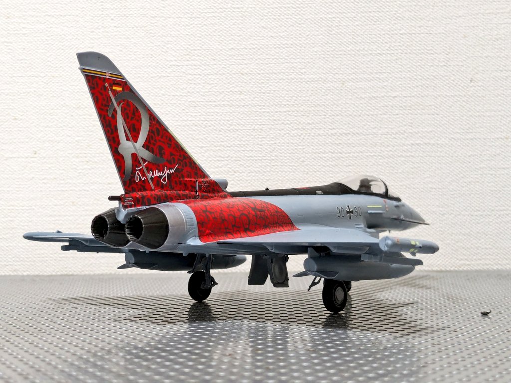 完成！
Revell 1/72 
EF-2000 Eurofighter Typhoon
TaktLwG 71 'Richthofen'

TLで見たのがヱ口すぎて我慢できませんでした。自分のだと大したことないな…って思うのは萎えたからでしょうか。いずれにせよ、ゑっちいのは間違いないと思います。

初レベルでしたが、すんなりいって良かった〜