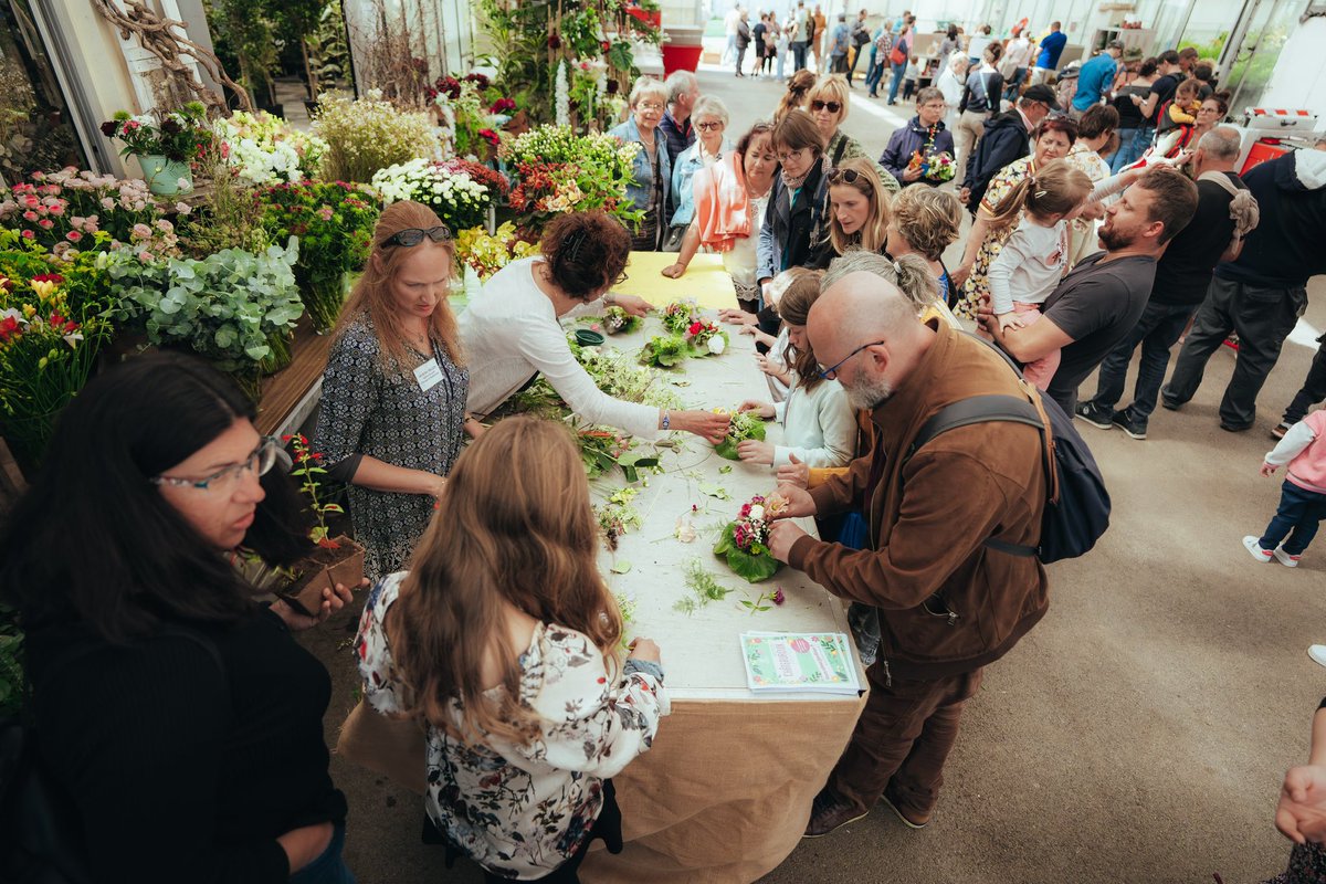 #Environnement 🌸 - Le temps idéal pour vous rendre aux portes ouvertes des serres municipales ce dimanche après-midi ! ☀️😎 Des professionnels de la nature et des jardins vous attendent pour répondre à toutes vos questions et vous proposer des animations découvertes. 😃 💐