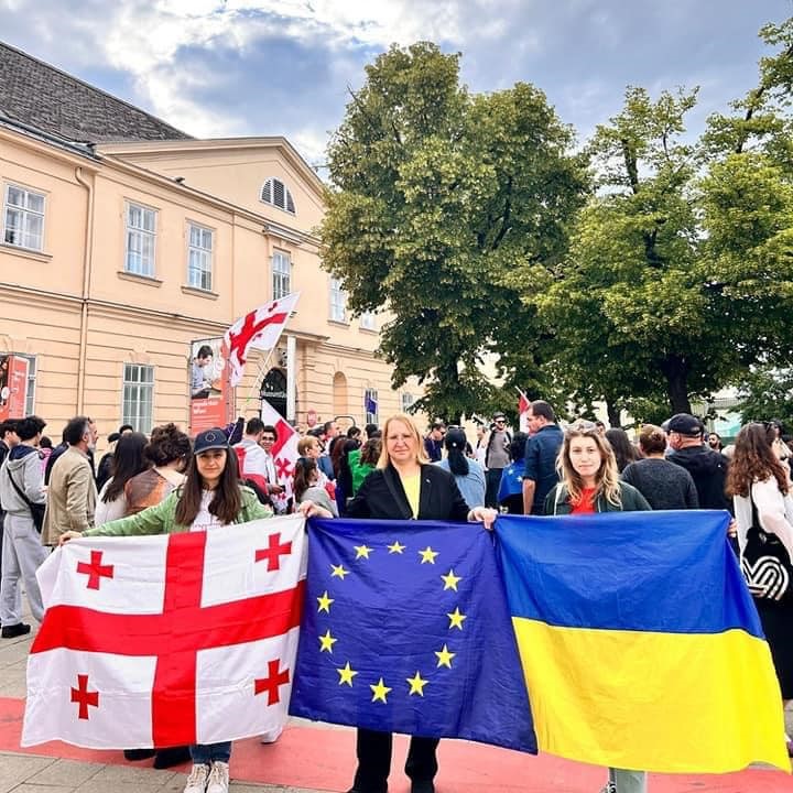 #Georgien wehrt sich gegen den russischen Einfluss und geht dafür seit Tagen auf die Straße. Gegen die Demonstranten geht die Polizei gewaltsam vor. Wir haben in Wien unsere Solidarität mit den pro-europäischen Kräften in Georgien gezeigt.