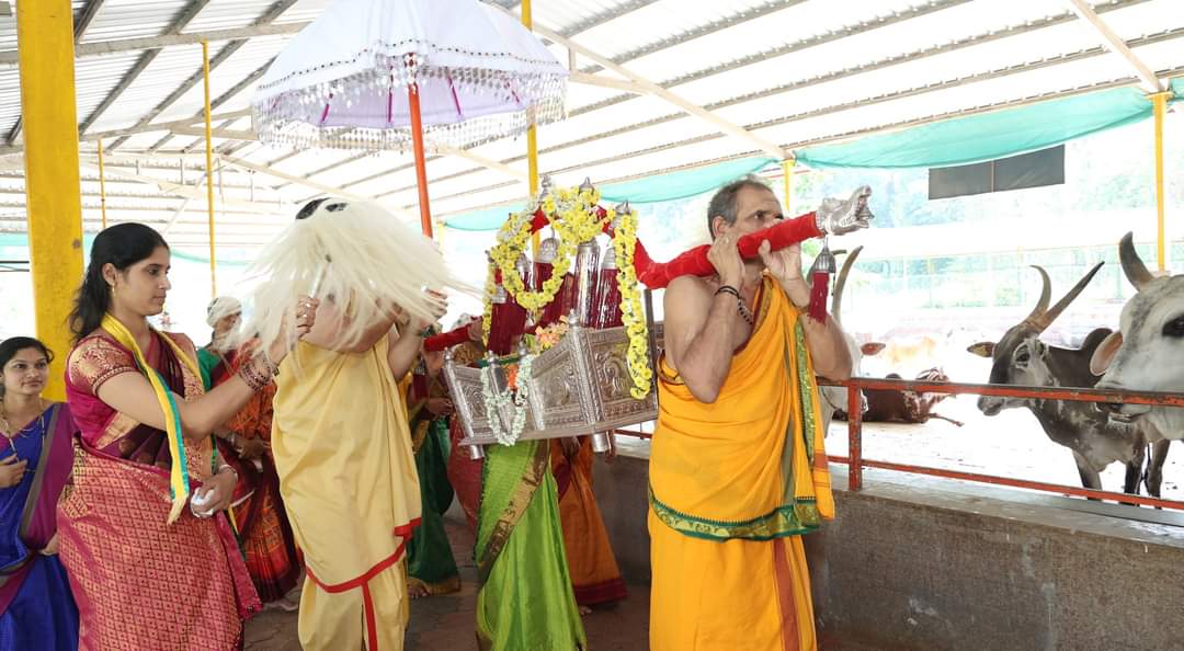 ಪರಮಪೂಜ್ಯ @SriSamsthana ಮಹಾಸ್ವಾಮಿಗಳ ದಿವ್ಯ ಸಾನ್ನಿಧ್ಯದಲ್ಲಿ ಹಾಗೂ 'ಶಂಕರ ಪಂಚಮಿ'ಯ ಶುಭ ಸಂದರ್ಭದಲ್ಲಿ ಲೋಕಕಲ್ಯಾಣಾರ್ಥವಾಗಿ ಅಕ್ಷರಲಕ್ಷ ಗಾಯತ್ರೀ ಜಪಮಹಾಯಜ್ಞ ಹಾಗೂ ಶತರುದ್ರಹವನಗಳು ಸಂಪನ್ನವಾದವು. 🙏 @gouswarga @ShankaraPeetha #goswarga #shankara_panchami