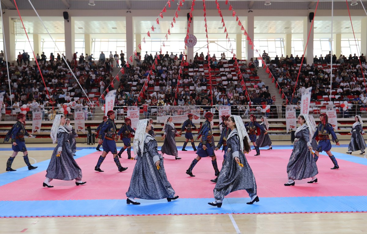 19 Mayıs Atatürk’ü Anma Gençlik ve Spor Bayramı Coşkuyla Kutlandı Valimiz Sayın Hüseyin Aksoy ve eşi Hülya Aksoy Hanımefendi, 19 Mayıs Atatürk’ü Anma Gençlik ve Spor Bayramı dolayısıyla Şehit Anıl Gül Spor Salonu’nda gerçekleştirilen törene katıldı. Saygı duruşu ve İstiklal