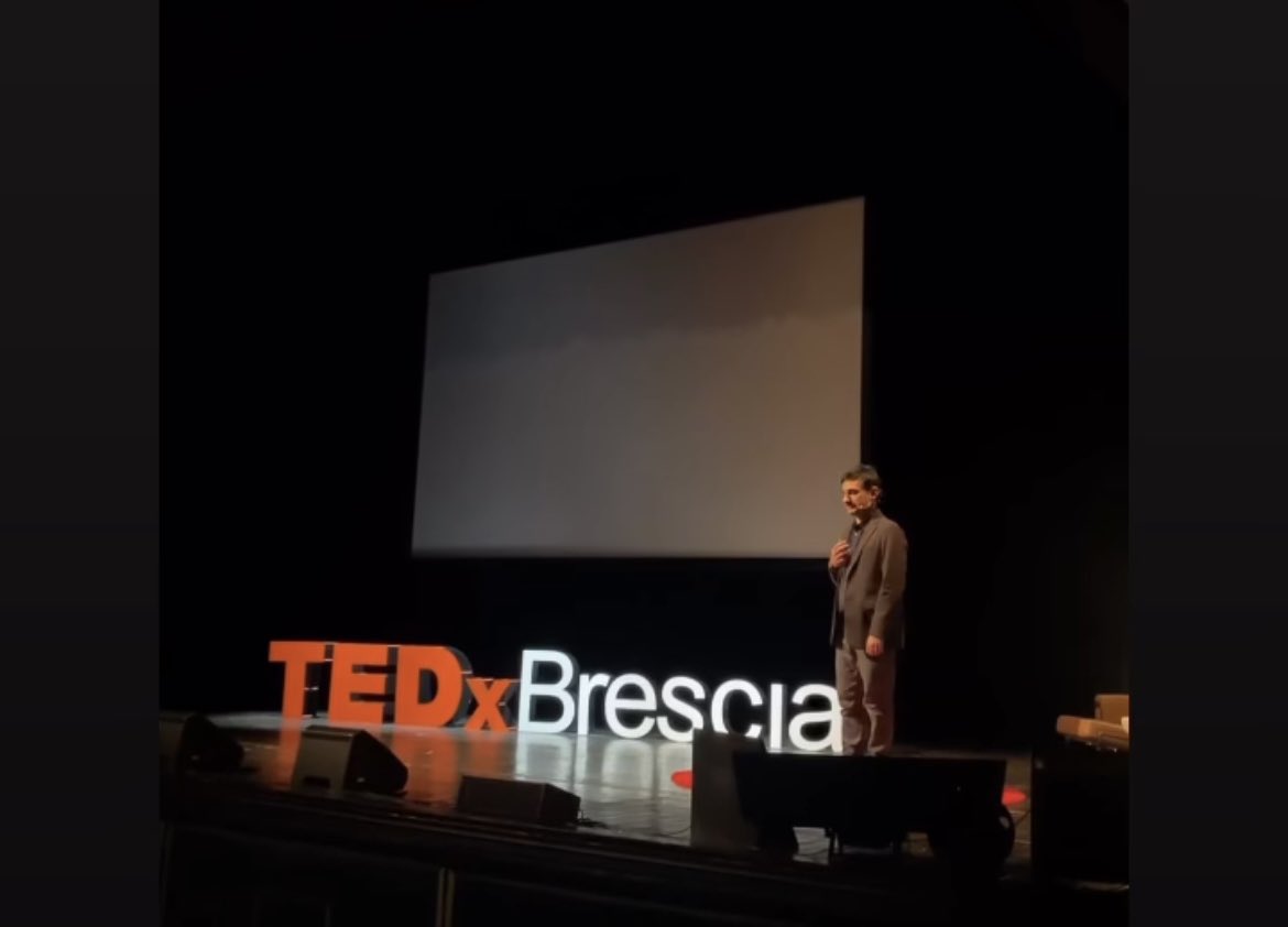 Ieri ho fatto quell'esperienza interessante e strana che è un Ted Talk, al Tedx di Brescia. È stato stancante, oggi ho dormito dieci ore, non imparavo a memoria qualcosa di così lungo dalle elementari. Il successo del Tedx è dovuto alla solennità delle sue regole, così assolute,