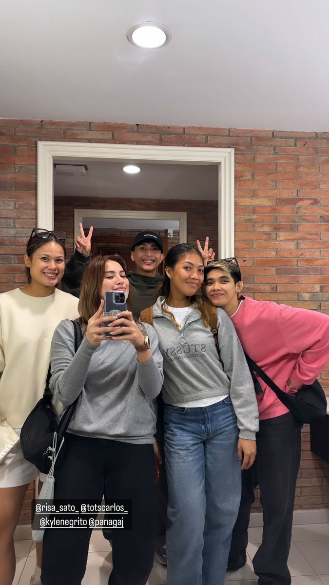 COOL GURLIES IN ESPAÑA! 🇪🇸

Creamlines' Michele Gumabao snaps a mirror selfie with her teammates Risa Sato, Pangs Panaga, Kyle Negrito, and Tots Carlos as they take their well-deserved break in Spain.

#PVL2024 #PVLonOneSports #TheHeartOfVolleyball

📸 IG Story | @gumabaomichele
