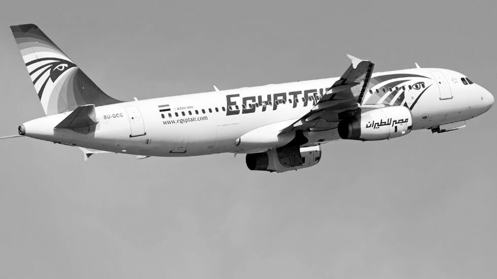 ⚫️ Il y a 8 ans, le vol EgyptAir 804 disparaissait en mer Méditerranée. L’Airbus A320 en partance de Paris CDG pour Le Caire avait 66 personnes à son bord. Aujourd’hui encore, les causes du crash restent inexpliquées.