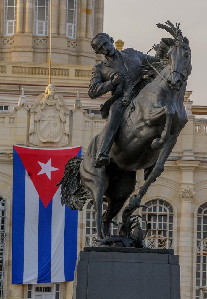 Profundo homenaje a nuestro Héroe Nacional José #Martí, en el 129 aniversario de su caída en combate #DeCaraAlSol. Su inmensa obra, marcada por un alto sentido de patriotismo, antiimperialismo y amor por #Cuba, ha sido y es guía de la Revolución.