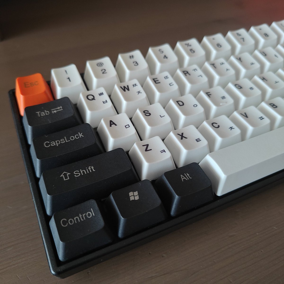 mydreamiskong's tweet photo. WTS UFS LFB PH 

Royal Kludge RK71 Brown Switch Mechanical Keyboard with Acrylic Cover

with Hangul (Korean) Keycaps
has the original keycaps as well

— ₱ 2,500 (negotiable) 

onhand
payo

dm if interested! 

🚚 jnt / ggx / lalamove / grab
💵 gcash
📍 manila https://t.co/tqFN9Erd3L