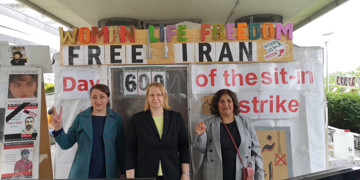 Bereits seit 600 Tage gibt es die Mahnwache vor der UNO-City in Wien. Woman - Life - Freedom. #FreeIran Meine Hochachtung vor diesem Durchhaltevermögen und dem Mut der Menschen im Iran, die ihr Leben für ihre Freiheit riskieren. Free Political Prisoners.