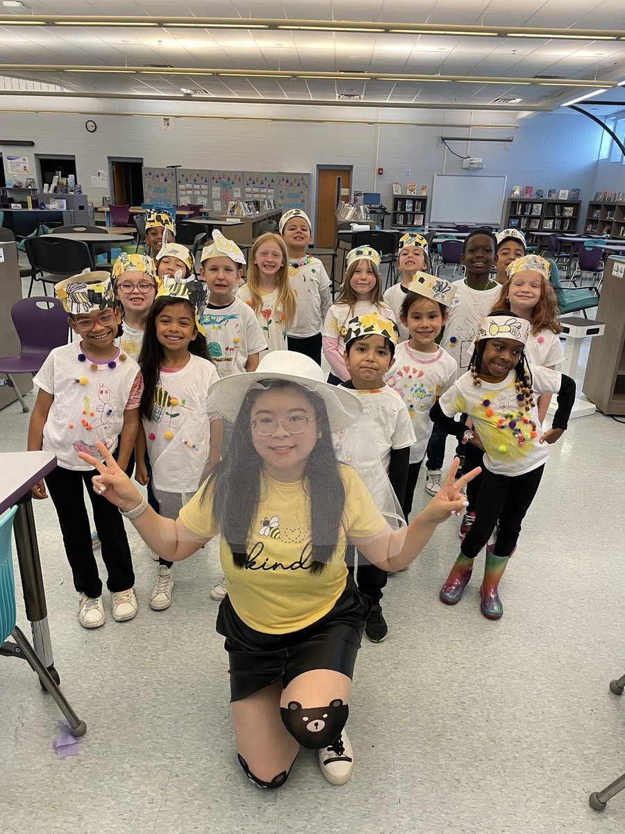 Our Triple E teacher @ManorViewAACPS led a group of first graders in a Mandarin song and dance at the Meade Spring event! They did fantastic ❤️ Thank you Ms. He for always being creative and inspiring our students! #meadestrong