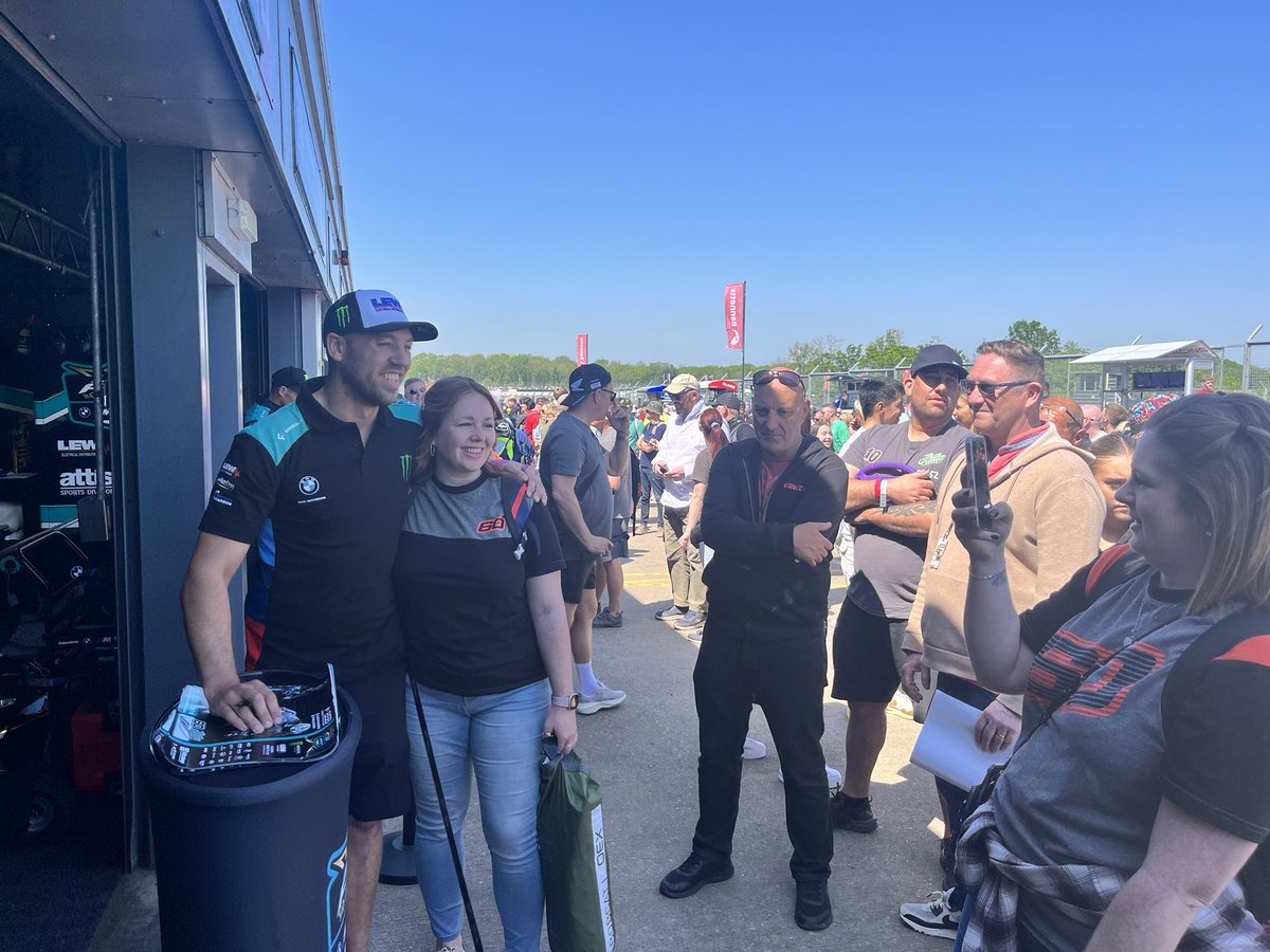 Sunshine, Superbikes and the @OfficialBSB fans! 🥰 #fhoracing #bmw #bmwmotorrad #doningtonbsb