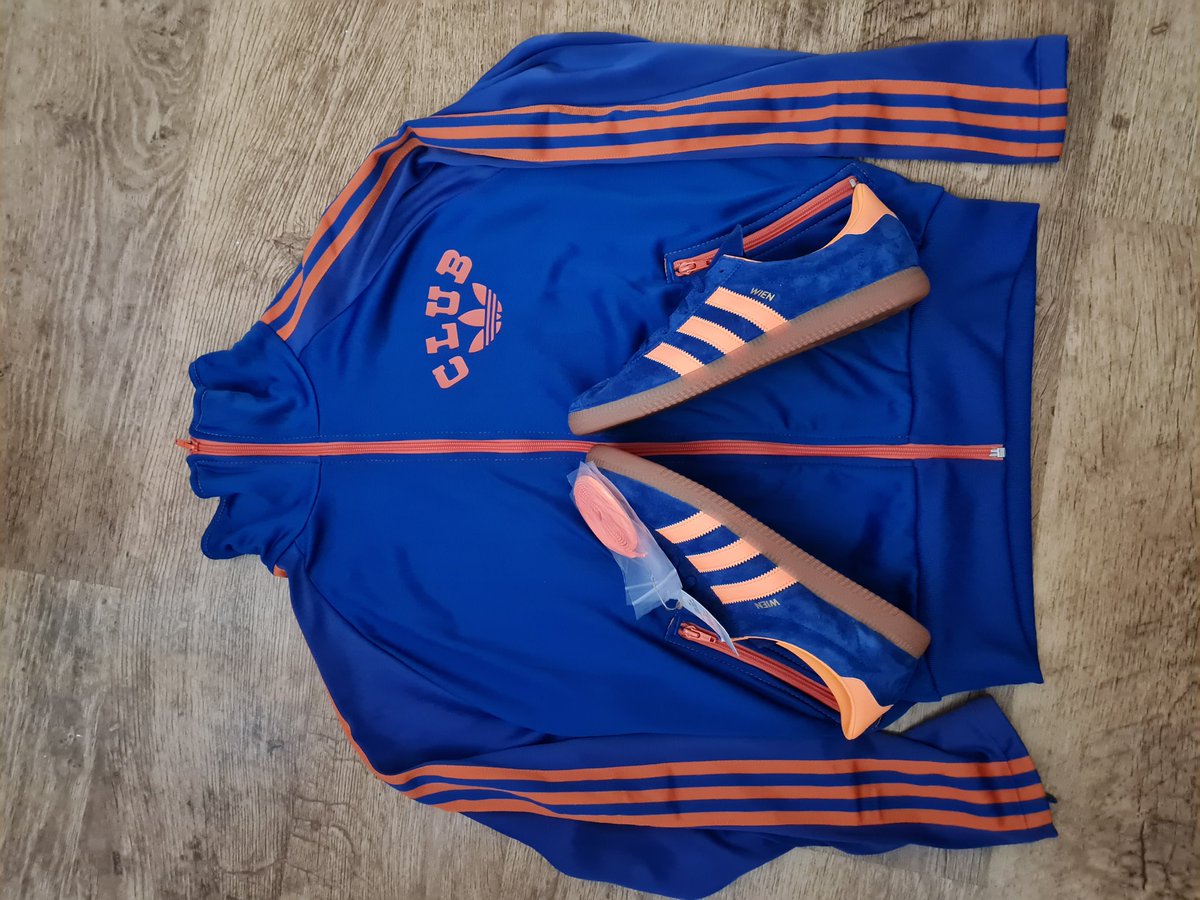 @Adidas_tracktop @adiFamily_ @AlexWintage @Dadidassler @GwaliaClassics @ShirtsofNeil @elplucko That's so cool. 
I've got this Club Adidas one from around the same time that has similar details. The Puerto Rico one is nicer though  🇵🇷