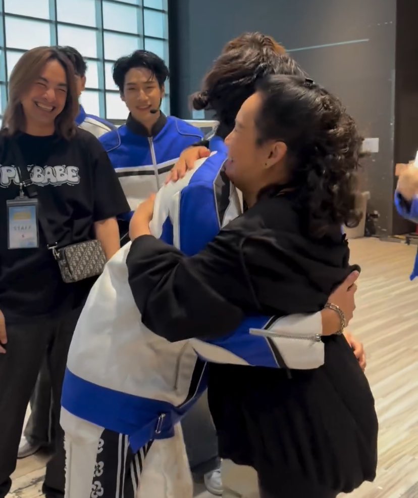 ppurpleur's tweet image. สิ่งนี้น่ารักมาก ㅜ ㅡ ㅜ กลายเพนธรรมเนียมไปแล้วว่าก่อนจาขึ้นเวทีต้องกอดพ่อเอสกับแม่ฉอด แล้วทู้กคนเอ็นดูพุพุเพวเพวมาก น้องพูห์กาโดดกอดแม่ฉอดด้วยซ้ำ ส่วนพาเวลก็โดนเรียกว่าน้องเพวม่ายหยุด นรักมาก 🥺💝

𓊆ྀི #ppoohkt #poohpavel #pavelphoom 𓊇ྀི