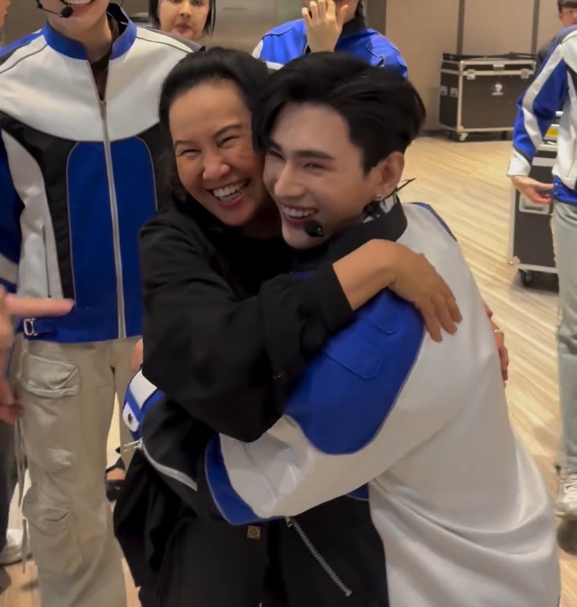 ppurpleur's tweet image. สิ่งนี้น่ารักมาก ㅜ ㅡ ㅜ กลายเพนธรรมเนียมไปแล้วว่าก่อนจาขึ้นเวทีต้องกอดพ่อเอสกับแม่ฉอด แล้วทู้กคนเอ็นดูพุพุเพวเพวมาก น้องพูห์กาโดดกอดแม่ฉอดด้วยซ้ำ ส่วนพาเวลก็โดนเรียกว่าน้องเพวม่ายหยุด นรักมาก 🥺💝

𓊆ྀི #ppoohkt #poohpavel #pavelphoom 𓊇ྀི