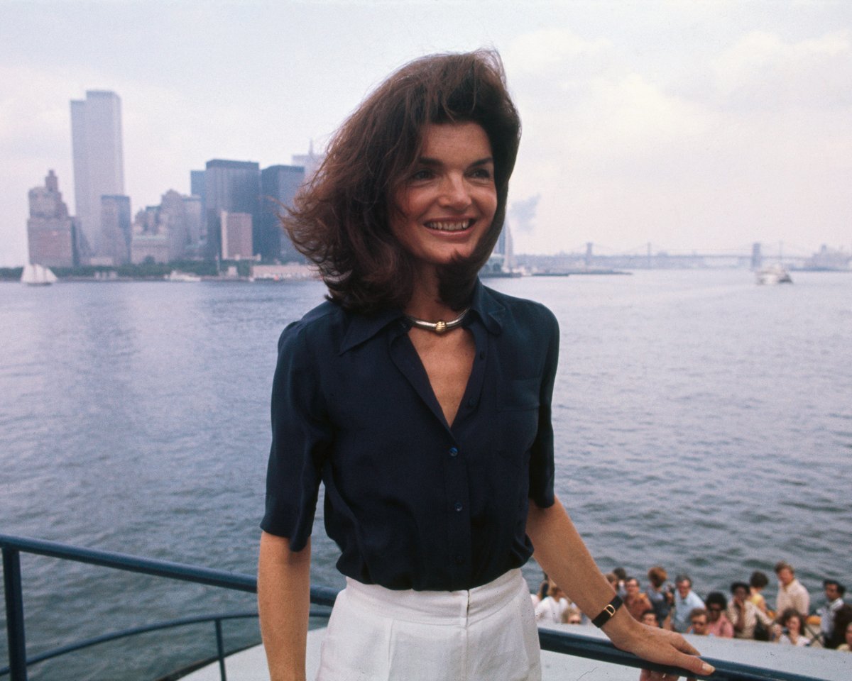 Former first lady Jacqueline Kennedy Onassis was one of the defining fashion trendsetters of the 1960s. American women eagerly sought out the famous “Jackie look.” The icon died on #ThisDayInHistory in 30 years ago. history.visitlink.me/Xa5JrS