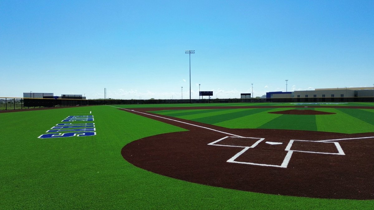 KUHNSatHELLAS's tweet photo. Beautiful fields at Junction City High School.  #hellasbuilt https://t.co/aLf4bhta1F