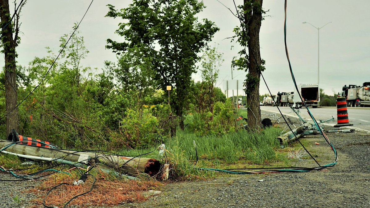 HydroOne's tweet photo. If you see downed power lines caused by a storm or accident, always assume they’re live. The ground around the downed power lines may be electrified. Report it to Hydro One at 1-800-434-1235.
#powerlinesafetyweek #staysafe #longweekend https://t.co/LSxst6Affe