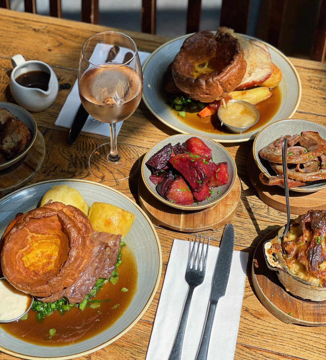 Sunday is our favourite day here at The Flask 😍 with sides that rival the roasts themselves there’s something for everyone, so come along and grab one of our walk in tables today! 🍾

#pubsoflondon #sundaylunch #roastdinner #sundayroast #ratemyroast #youngspubs  #hampstead