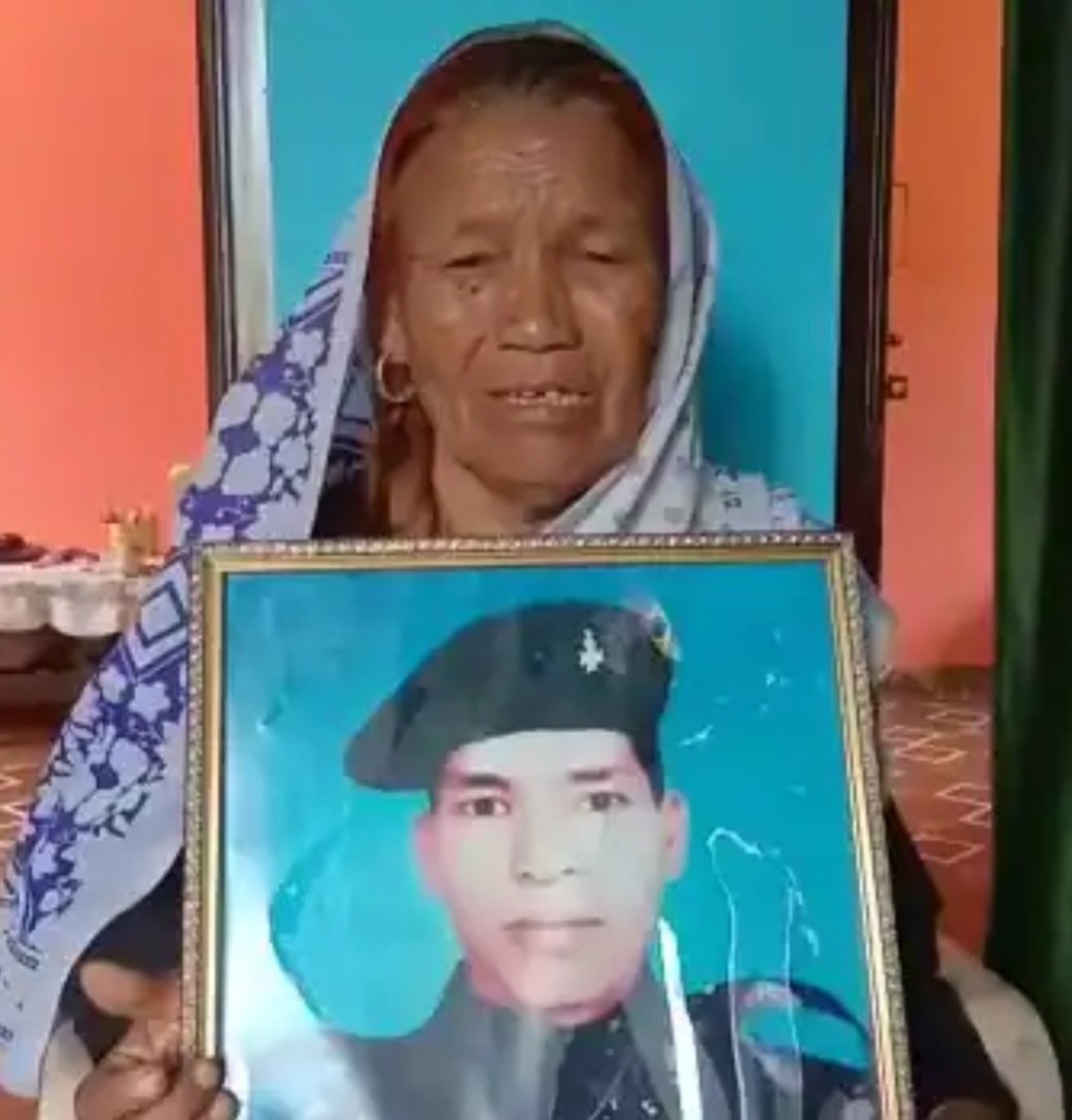 Today, Smt Sureshi Devi completed 20 years sans her son

COMMANDO SURJAN SINGH BHANDARI
Kirti Chakra
NSG-GARHWAL SCOUTS

Surjan was hit in his head fighting terrorists at the Akshardham Temple in Ahmedabad in 2002 & was comatose for 600 days until he immortalized on May 19, 2004.
