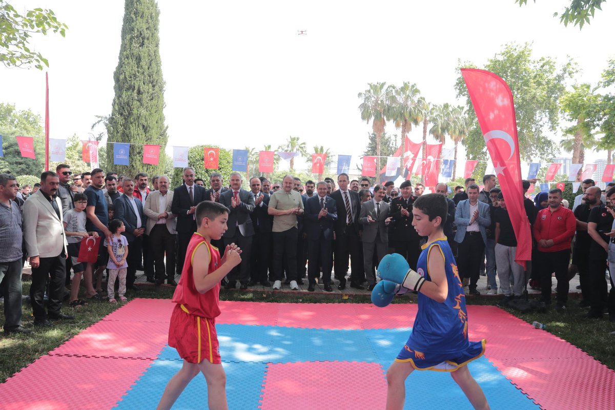 sanliurfabld's tweet photo. Şanlıurfa Valimiz Sayın @hasansildak, Şanlıurfa Büyükşehir Belediye Başkanımız Sayın Mehmet Kasım Gülpınar ve il protokolü #19Mayıs Atatürk'ü Anma Gençlik ve Spor Bayramı etkinlikleri kapsamında Kasaptaşı Parkı'nda gençlerimizle bir araya geldiler. 

Geleceğimiz bizim en büyük hazinemiz olan gençlerimize emanet.