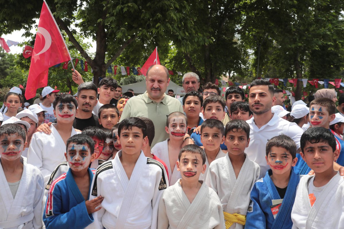 sanliurfabld's tweet photo. Şanlıurfa Valimiz Sayın @hasansildak, Şanlıurfa Büyükşehir Belediye Başkanımız Sayın Mehmet Kasım Gülpınar ve il protokolü #19Mayıs Atatürk'ü Anma Gençlik ve Spor Bayramı etkinlikleri kapsamında Kasaptaşı Parkı'nda gençlerimizle bir araya geldiler. 

Geleceğimiz bizim en büyük hazinemiz olan gençlerimize emanet.
