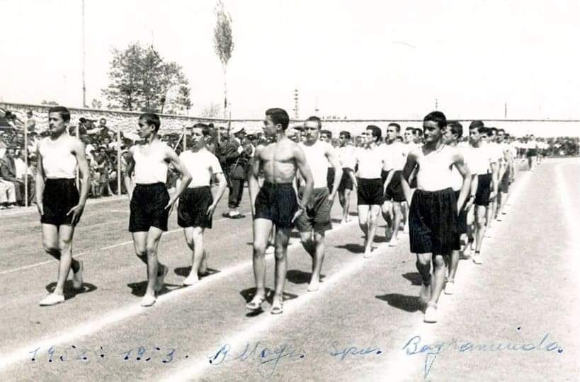 1953 - Eskişehir'de 19 Mayıs gösterileri. Ön sırada solda Cüneyt Arkın, en sağda Yılmaz Büyükerşen.