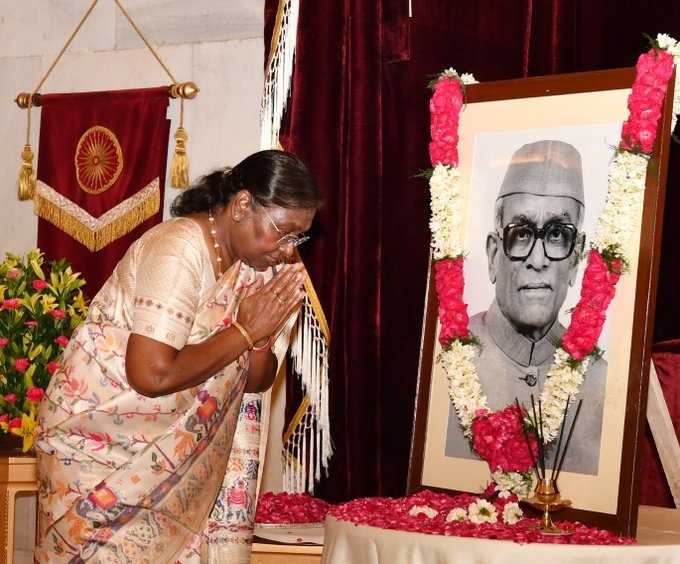 President Droupadi Murmu paid floral tributes to Neelam Sanjiva Reddy, former President of India, on his birth anniversary at Rashtrapati Bhavan @rashtrapatibhvn