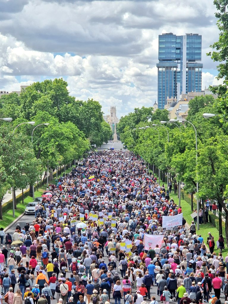 Federación Vecinal de Madrid (@fravm) on Twitter photo Monumental respuesta de la ciudadanía ante el deterioro de nuestra atención primaria y hospitalaria.
Hoy más que nunca #MadridSigueEnPie en defensa de la sanidad pública.
Seguirá haciendo oídos sordos nuestro Gobierno regional??
Bravo <a href="/VecinasSanidad/">Vecinas y vecinos de barrios y pueblos de Madrid</a> Monumental respuesta de la ciudadanía ante el deterioro de nuestra atención primaria y hospitalaria.
Hoy más que nunca #MadridSigueEnPie en defensa de la sanidad pública.
Seguirá haciendo oídos sordos nuestro Gobierno regional??
Bravo <a href="/VecinasSanidad/">Vecinas y vecinos de barrios y pueblos de Madrid</a>