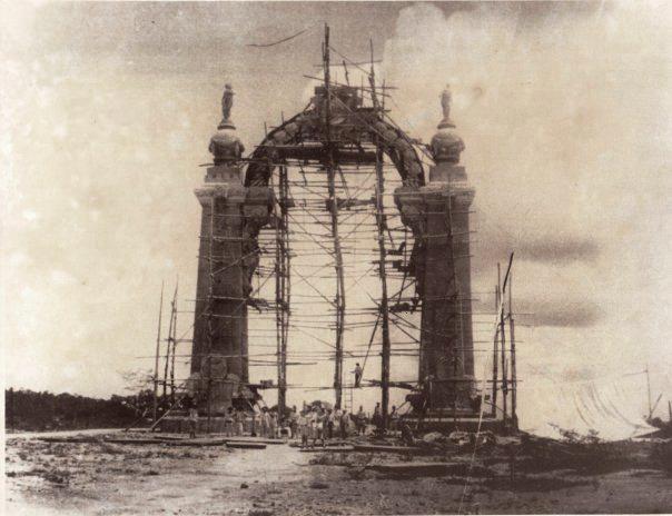 Construcción del Arco de Carabobo, inaugurado el 24 de junio de 1921, en conmemoración del primer centenario de la Batalla y Victoria de Carabobo. Altura  26 m, diseño  Arq. Alejandro Chataing, construído por los Ingenieros Ricardo Razzetti y Manuel Vicente Hernández.