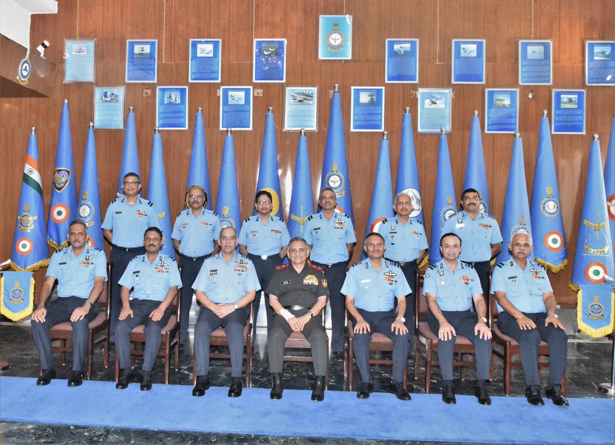 Gen Anil Chauhan, CDS visited HQs of Central Air Command of IAF. He was received by Air Mshl RGK Kapoor, AOC-in-C, CAC. The General interacted with senior officers of IAF and IA. 1/2