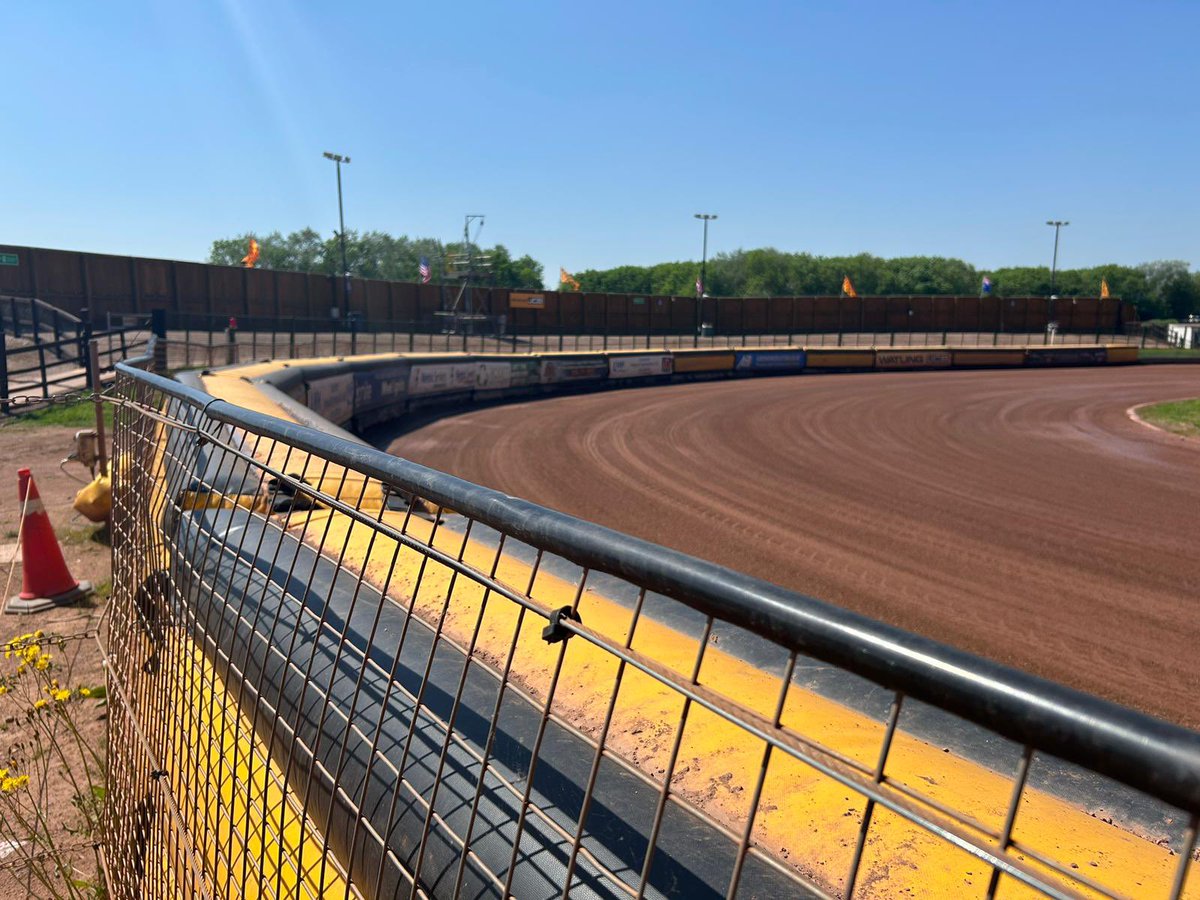 ☀️ Another glorious afternoon at the Pidcock Motorcycles Arena, Beaumont Park! Can our Lion Cubs keep their remarkable season going? Come and join us and find out! Tapes-up at 3pm.