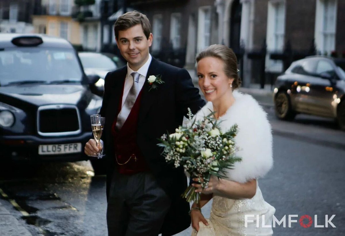 London wedding vibes, anyone? London streets, champagne toasts, and all the feels!🥰 Captured these two lovebirds celebrating their big day at the stunning @dartmouthhousemayfair Who needs a red carpet when you have this much joy?✨ . . . . . #weddingmoments #weddingvibes #…