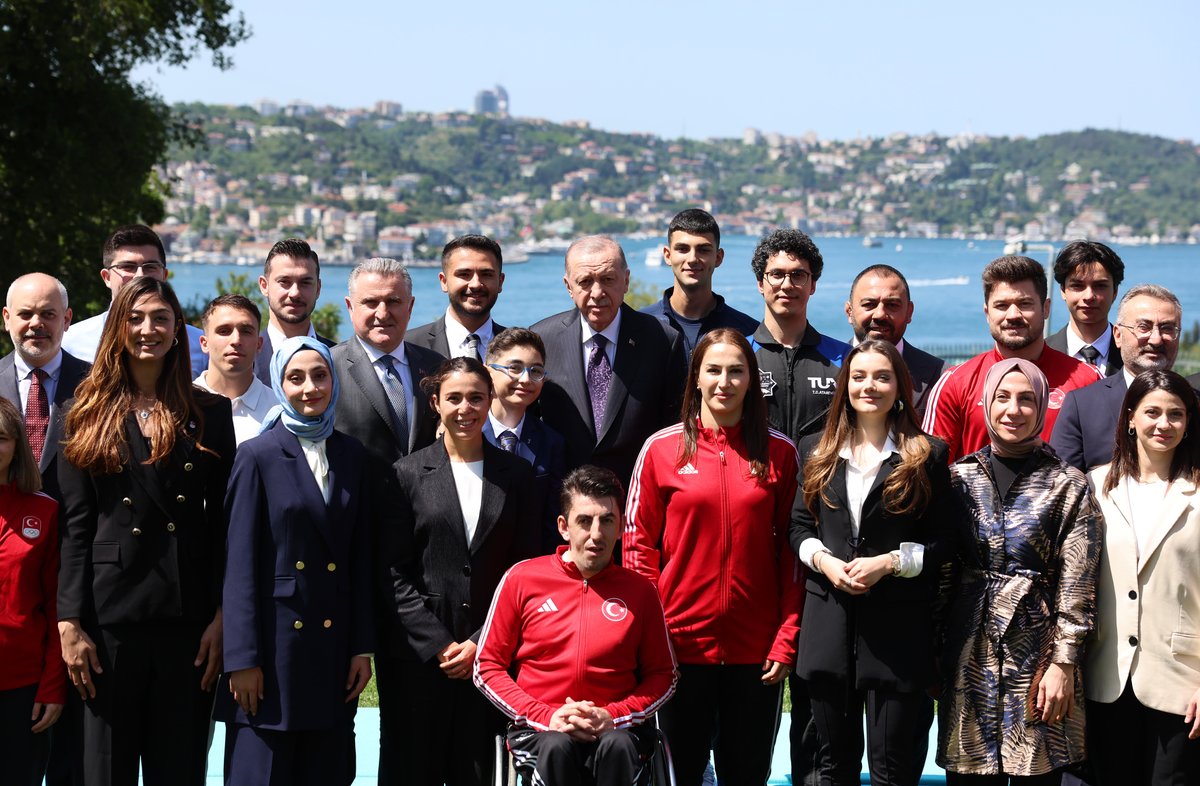 RTErdogan's tweet photo. 19 Mayıs Atatürk’ü Anma, Gençlik ve Spor Bayramımız vesilesiyle aralarında millî sporcularımızın yanı sıra siyasette, bilimde, müzikte ve çalışma hayatında başarılarıyla gurur kaynağımız olan gençlerimizle bir araya geldik.                                                         

Tarihimizde bir dönüm noktasını teşkil eden 19 Mayıs’ın gençlerimizin bayramı olması elbette tesadüf eseri değildir.

19 Mayıs tarihi, gençlerimiz için bir ilham ve umut kaynağı olmuştur.

Tıpkı bin yıllık tarihimizde olduğu gibi gençlerimizin bugün de milletimizin her meselesinde en önde yerlerini aldıklarını memnuniyetle görüyoruz.

Bilimde, sanatta, medyada, son dönemde özellikle sporda gençlerimiz daha fazla ön plana çıkıyor, kendilerinden daha fazla söz ettiriyor.

Gençlerimiz, ülkenin siyasi ve bürokratik karar mekanizmalarında daha fazla sorumluluk üstleniyor.

Parlamentoda, belediye meclislerinde, belediye yönetimlerinde eskiye kıyasla daha çok sayıda genç arkadaşımız var.

Ülkemizin kalkınma, ilerleme, ekonomide büyüme çabalarının merkezinde de yine gençlerimiz önemli yere sahip.

Her bir genç kardeşime şunu tekrar hatırlamak isterim:

Sizler tarihi şanlı zaferlerle dolu büyük bir milletin evlatlarısınız.

Türkiye’nin en büyük gücü, milletimizin en büyük umudu sizlersiniz.

Ülkemizi parlak ideallerine ulaştırmak için çok çalışacağınıza yürekten inanıyorum.

Hepinize umut dolu, huzur ve barış dolu bir gelecek diliyorum.