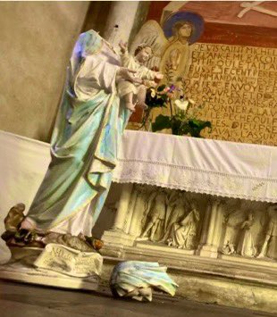 ✝️🙏🥺
 L'église Sainte-Thérèse de #Poitiers a été incendiée et la statue de la Sainte Vierge décapitée. 

Les attaques contre le catholicisme en France sont malheureusement de plus en plus fréquentes dans l’indifférence générale, sous couvert de laïcité ils veulent notre