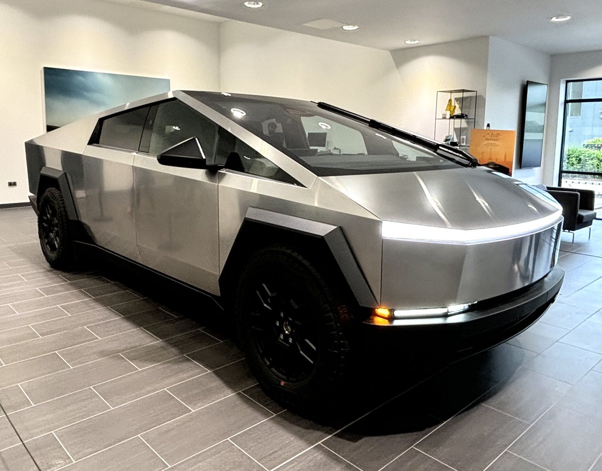 Y__Tesla's tweet image. 📐@Cybertruck is a hell of a truck. On display at @Tesla Center in Solihull/Birmingham 🇬🇧.
#tesla #cybertruck #tesladesign