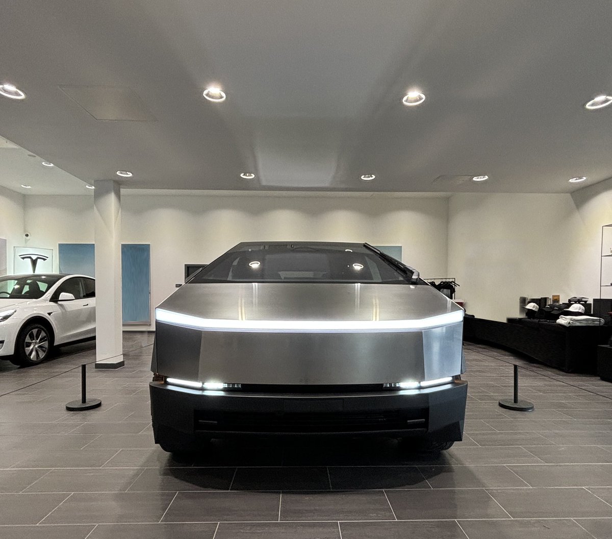 Y__Tesla's tweet image. 📐@Cybertruck is a hell of a truck. On display at @Tesla Center in Solihull/Birmingham 🇬🇧.
#tesla #cybertruck #tesladesign