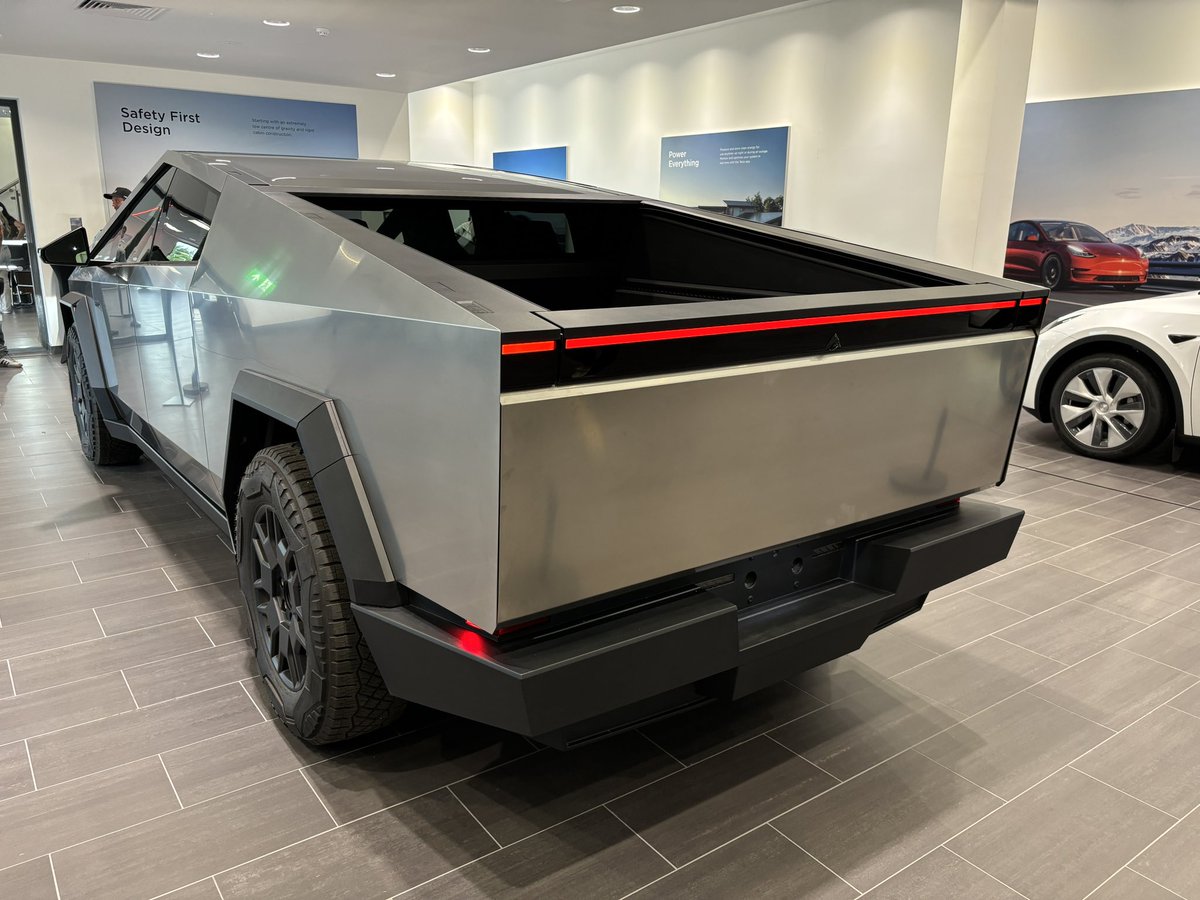 Y__Tesla's tweet image. 📐@Cybertruck is a hell of a truck. On display at @Tesla Center in Solihull/Birmingham 🇬🇧.
#tesla #cybertruck #tesladesign